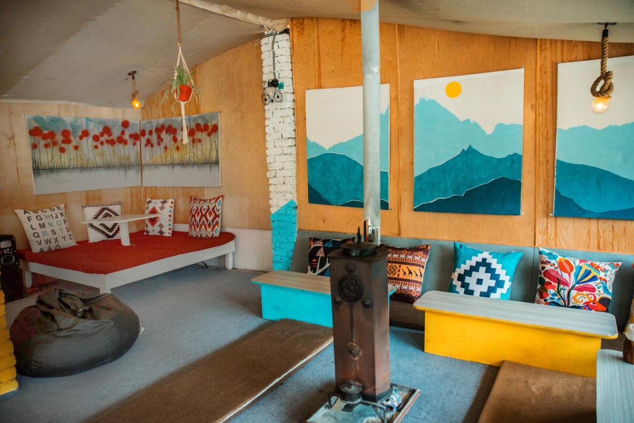 Young Monk Hostel & Cafe Old Manali Экстерьер фото